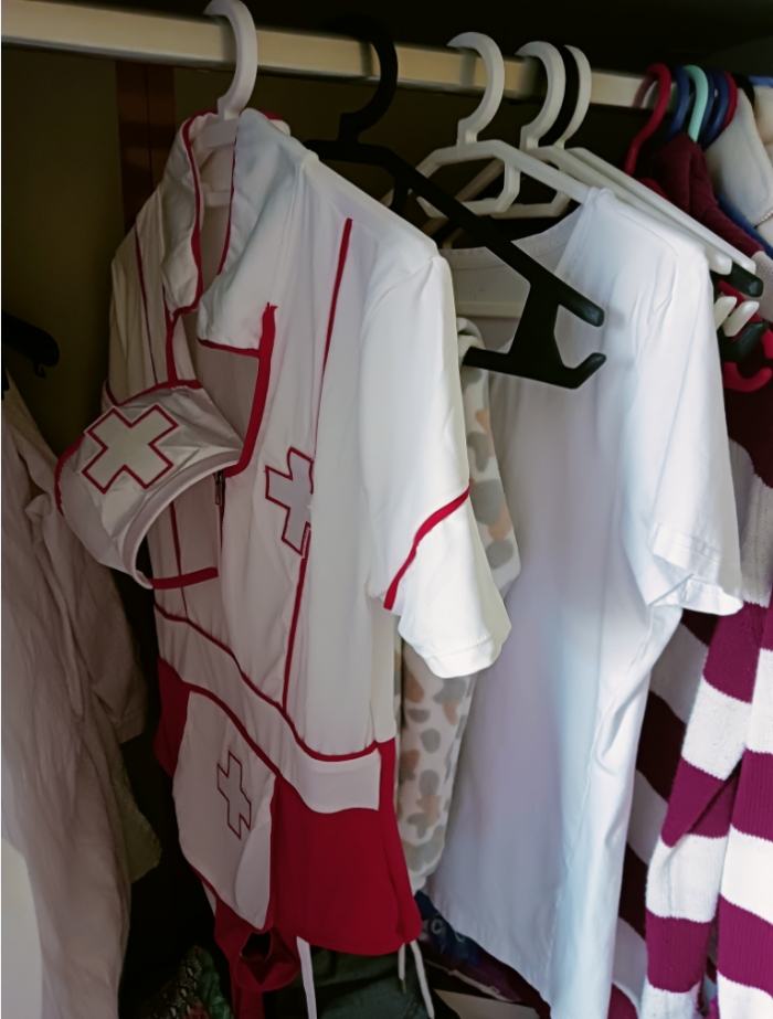 stable coat and clothes hanger (Kleiderbügel)