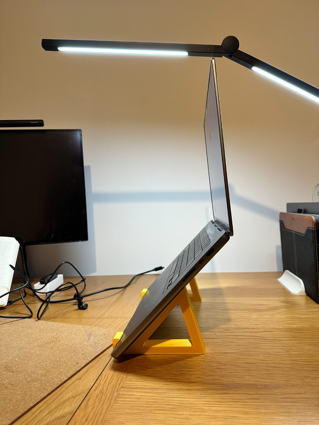 Upright Macbook Laptop/iPad Air Stand
