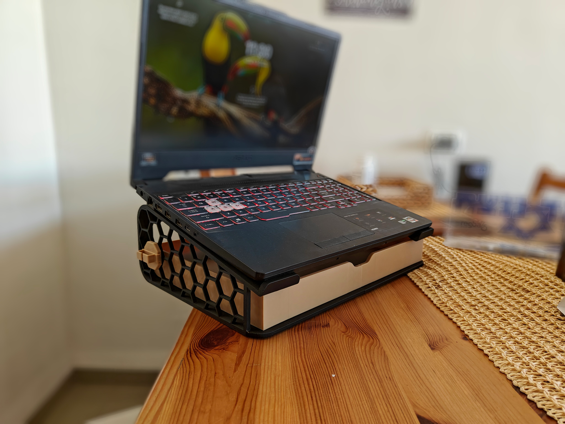 Shorter Laptop Stand with Tray and Cable Holder (14/15.6in)