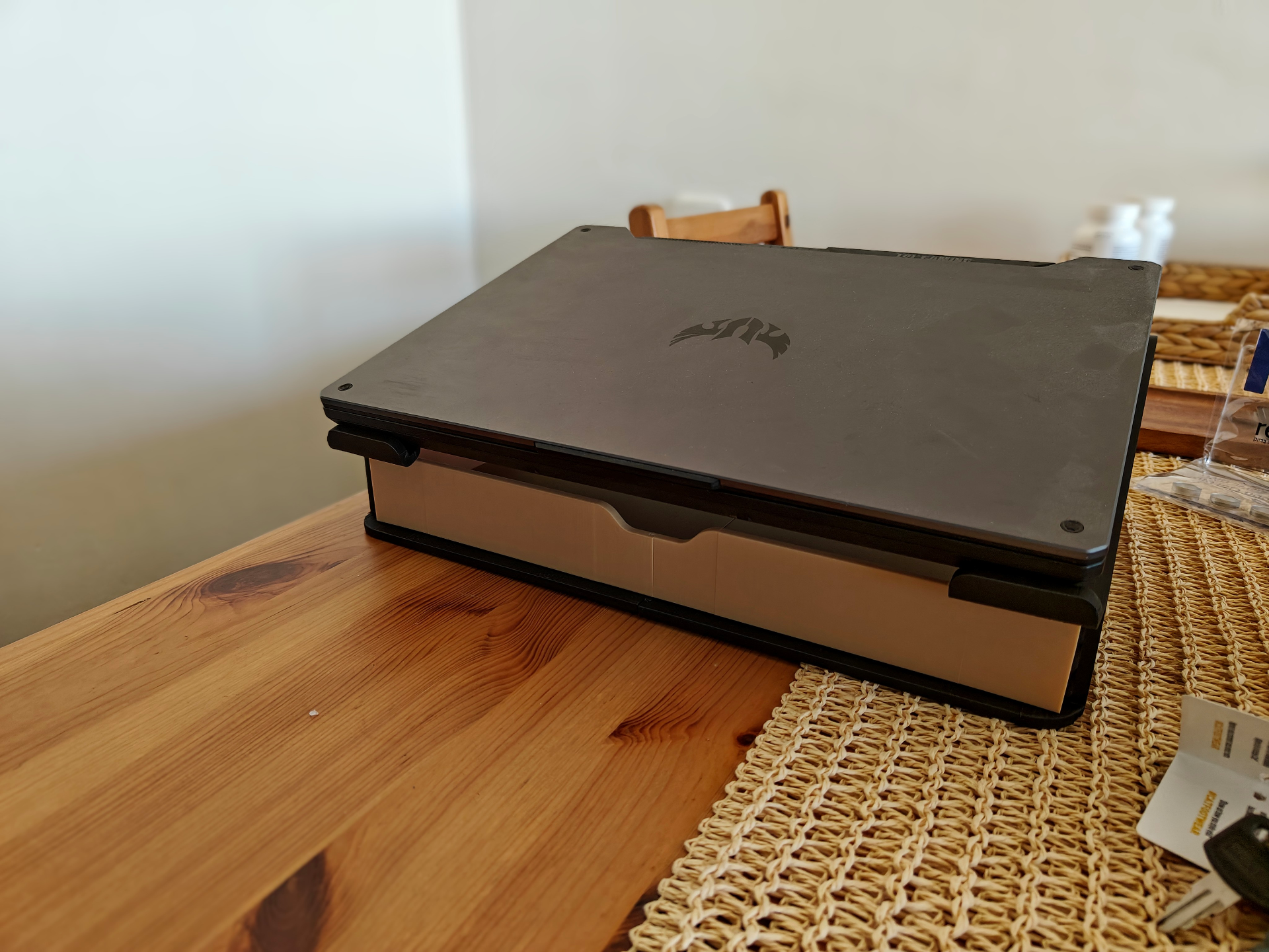 Shorter Laptop Stand with Tray and Cable Holder (14/15.6in)
