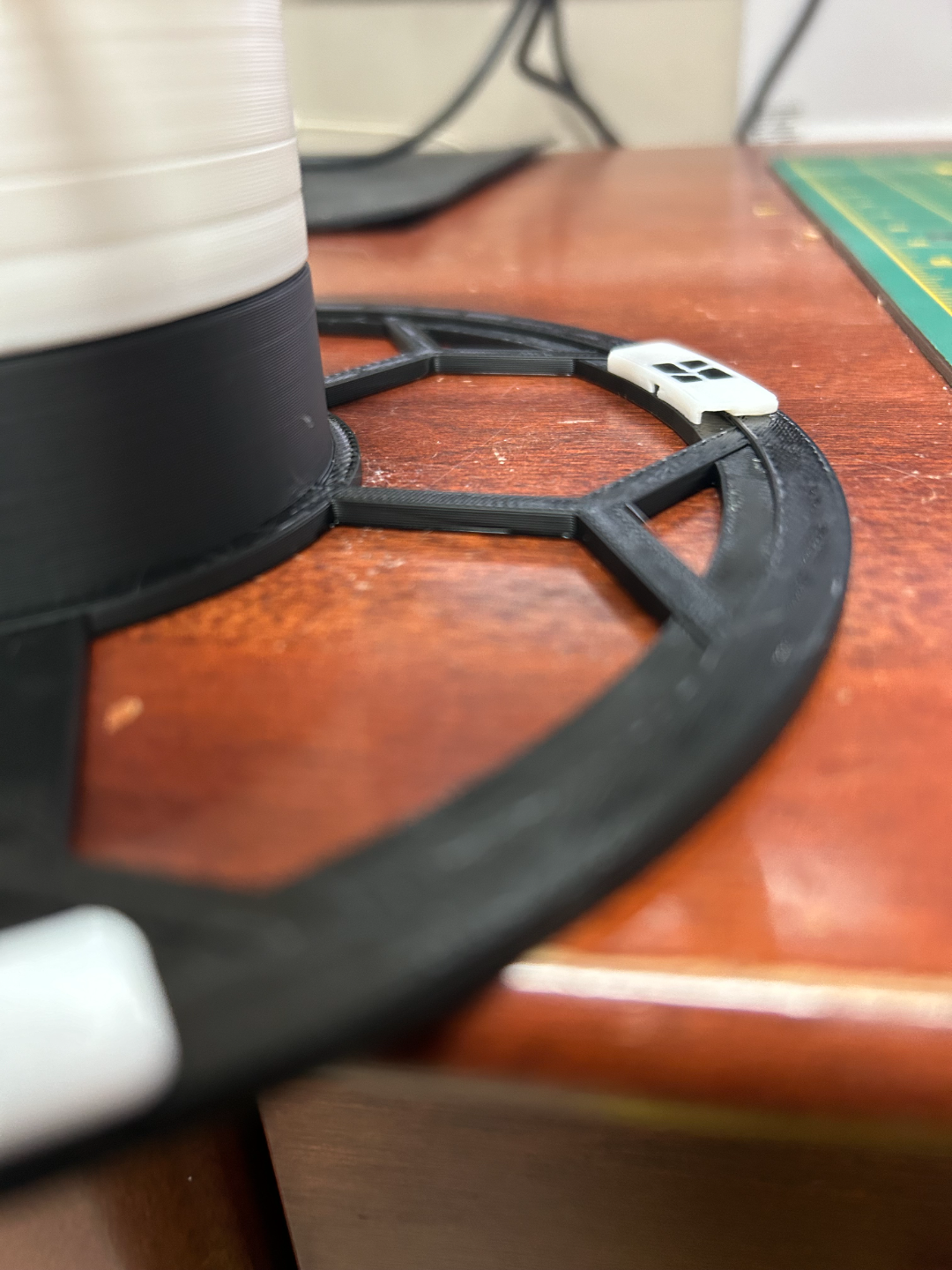 Bambu AND Ele:goo spool work with filament clip