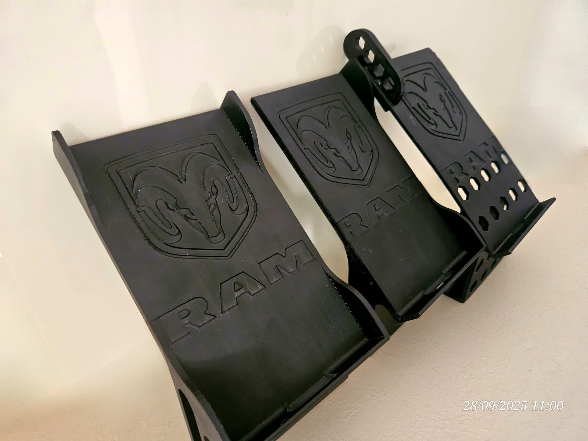 Phone stand 2 Dodge RAM