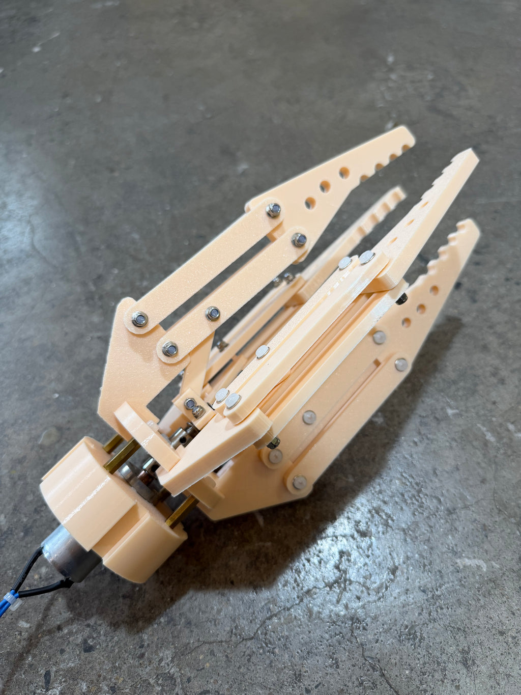 迷你机械爪勾 - DC motor