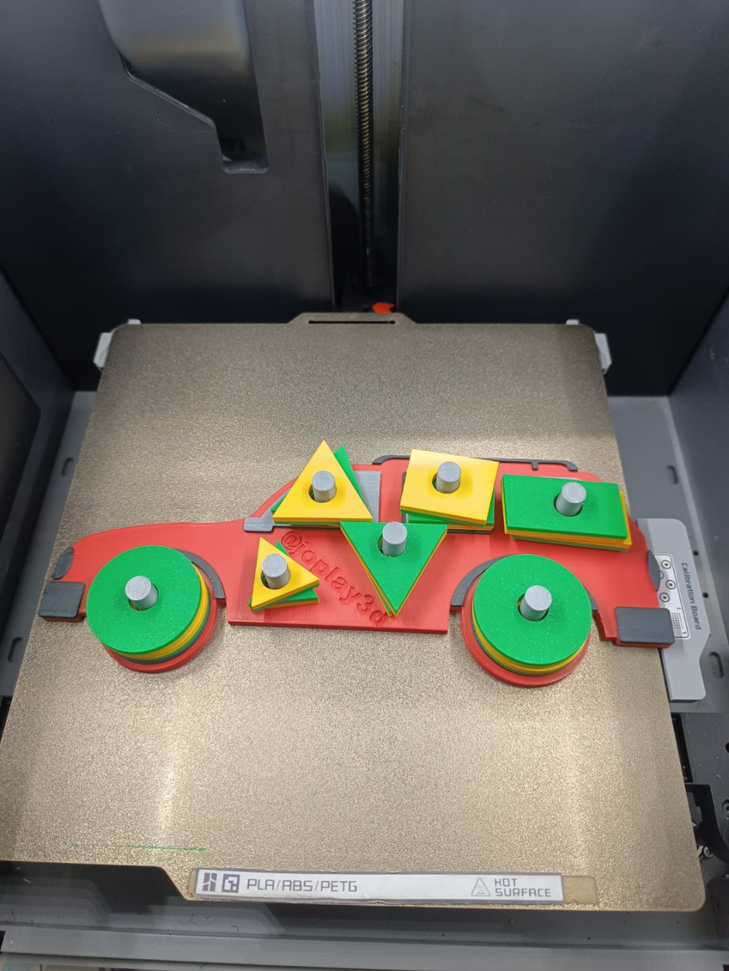 CARRO PEDAGÓGICO COM FORMAS GEOMÉTRICAS AUTISTA