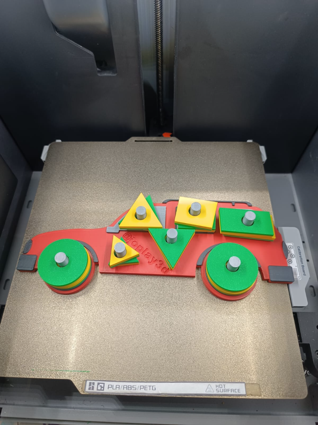 CARRO PEDAGÓGICO COM FORMAS GEOMÉTRICAS AUTISTA