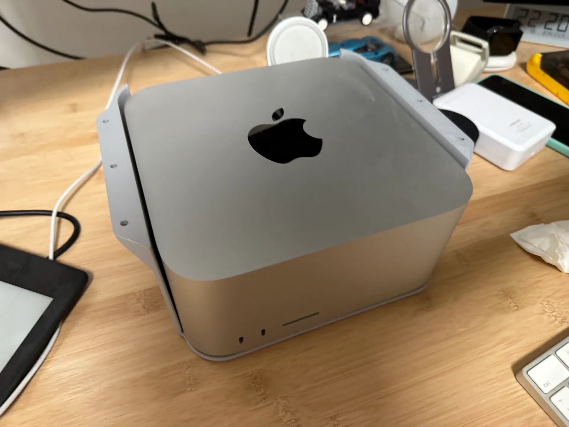 Mac Studio 的桌下支架