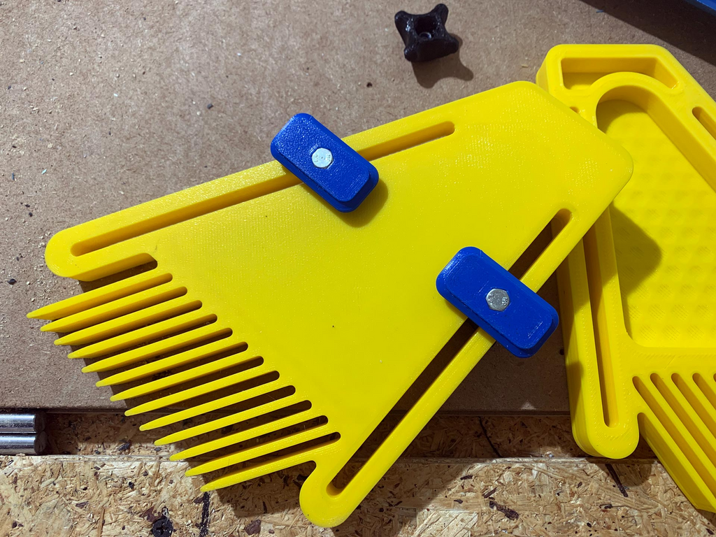 Featherboard for woodworking, no supports needed, with M5 & M6 options for knobs & track slides