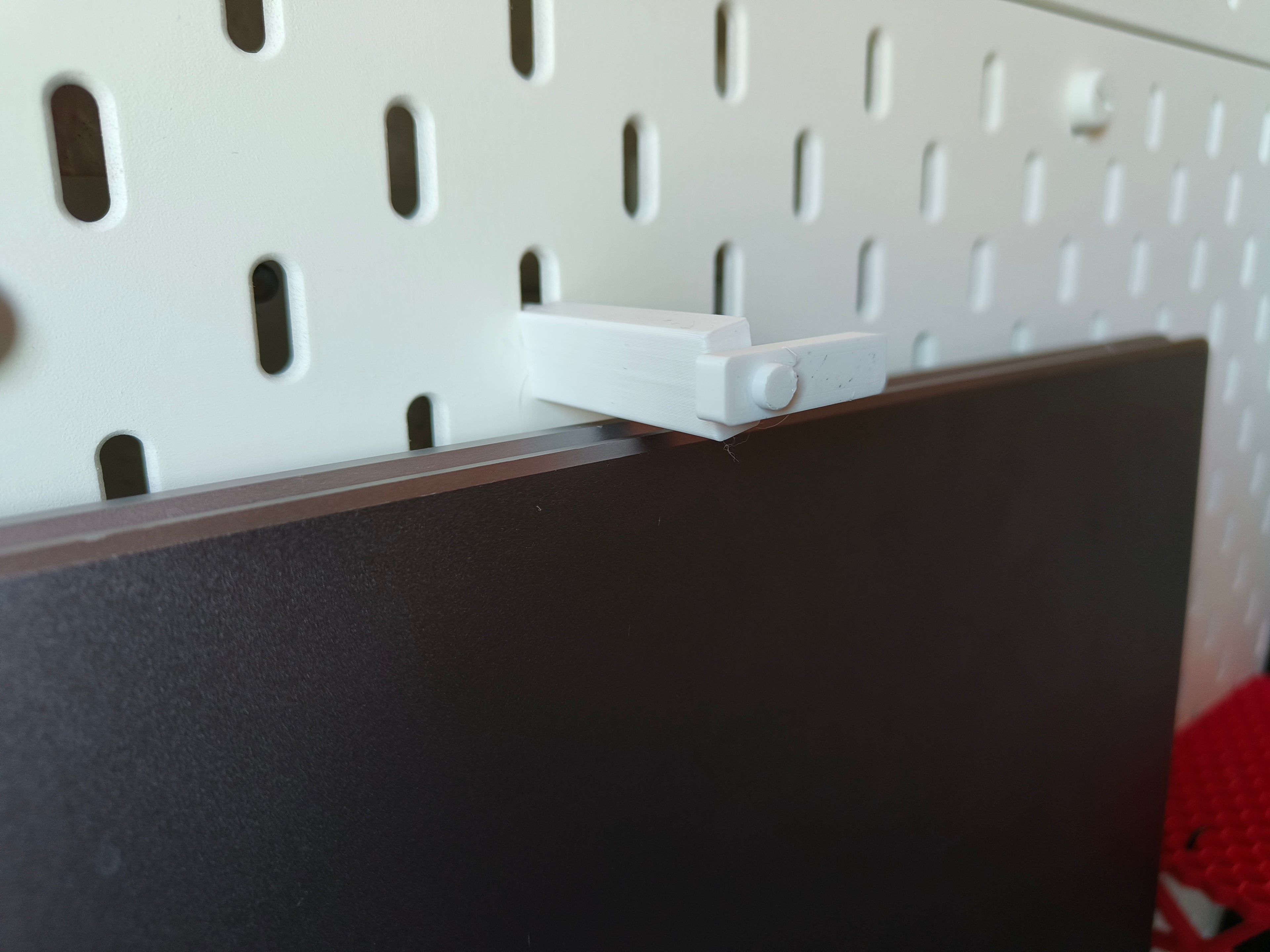 Skadis universal laptop holder with locking hook