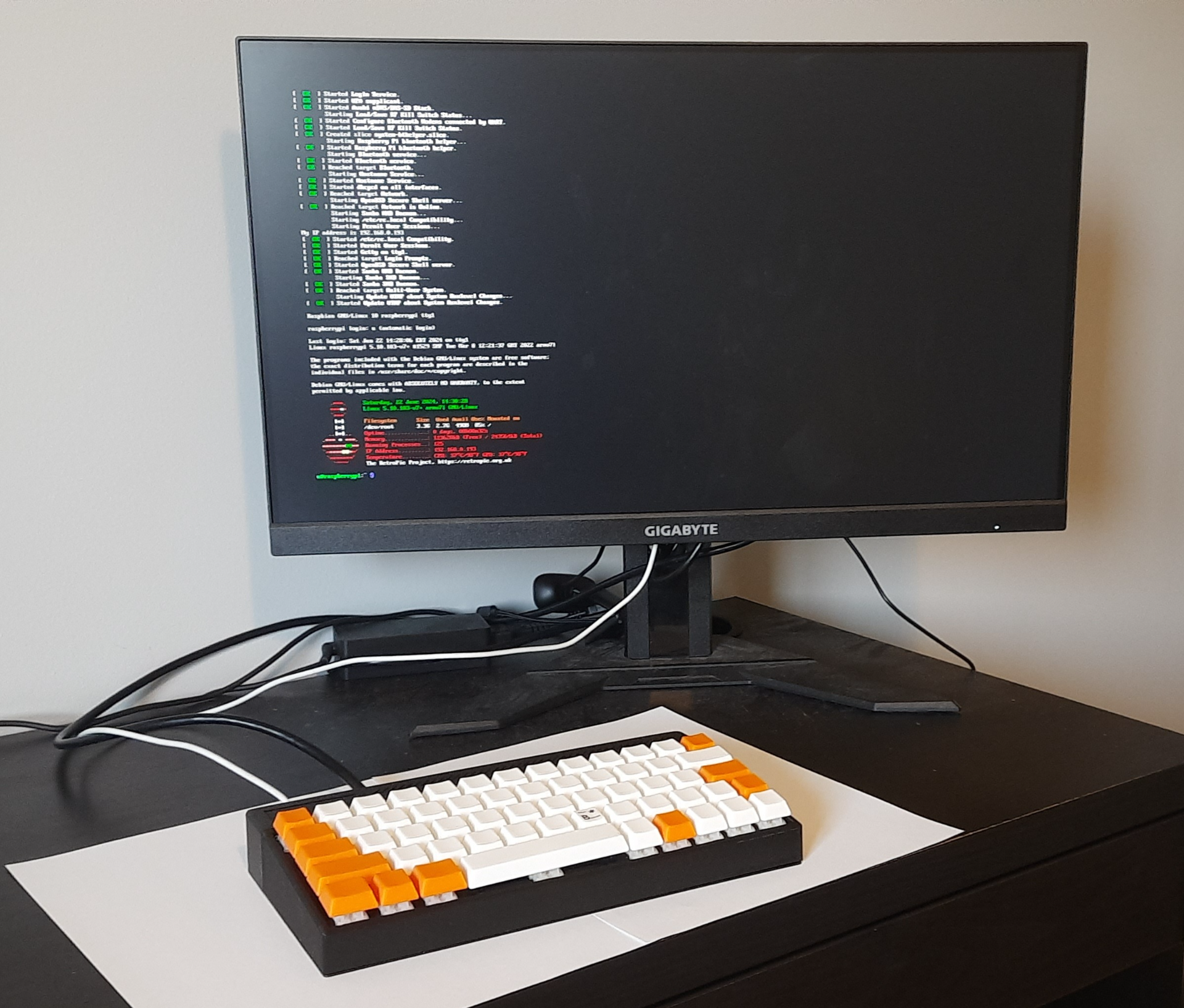 Retro-style wedge computer keyboard case