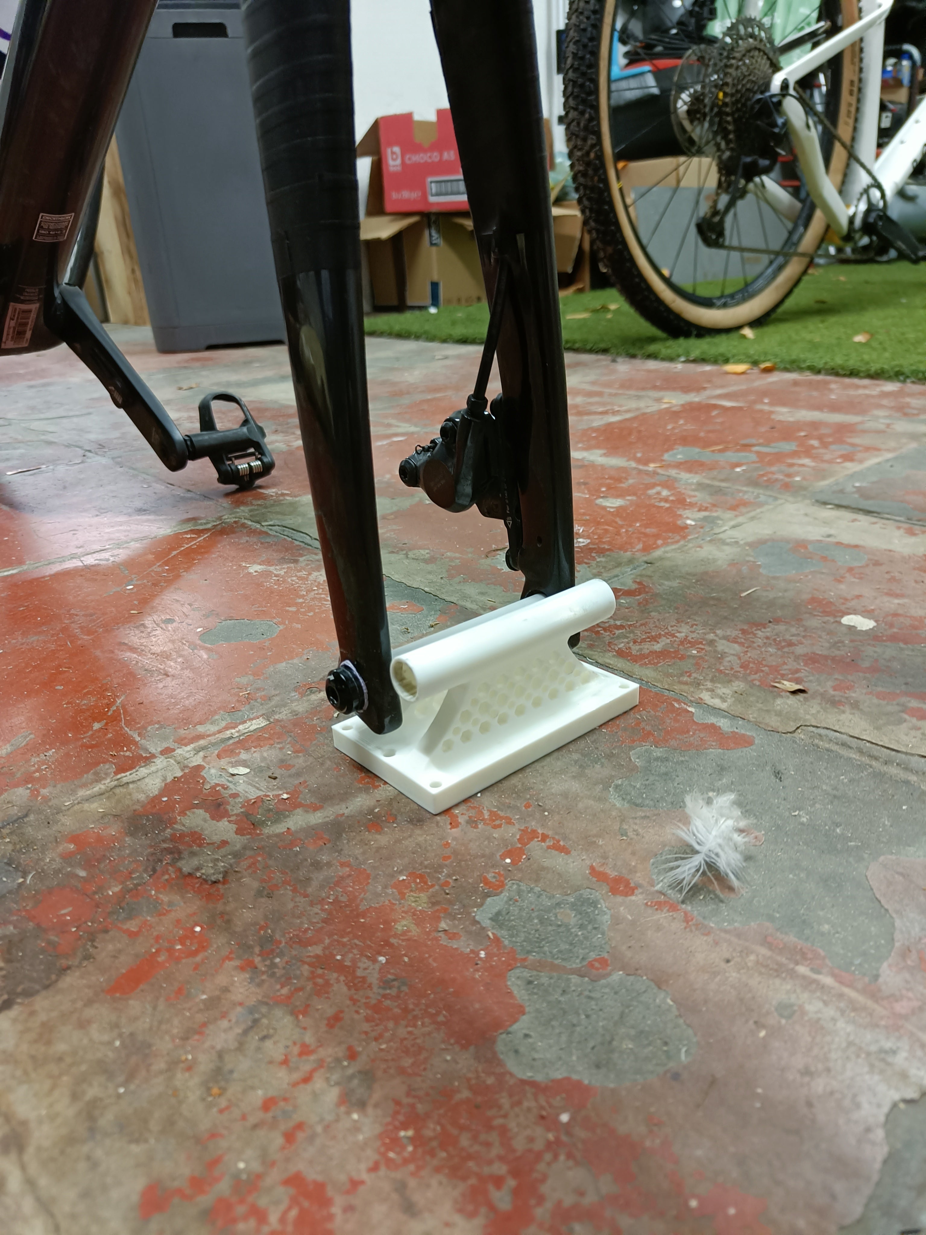 Thru axle mount for road bike and mountainbike