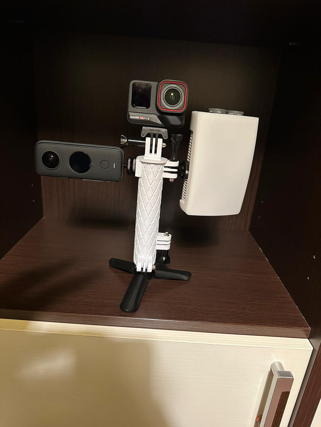 multi-accessory camera handle