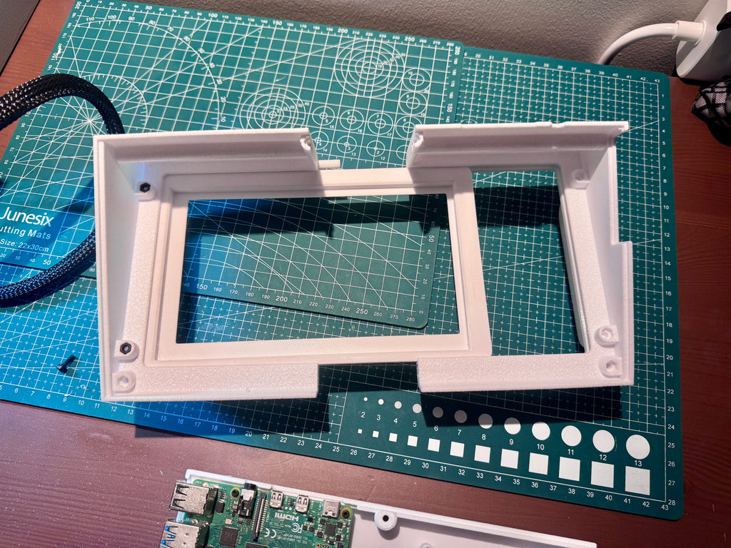 Raspberry Pi 4 and 7" display case