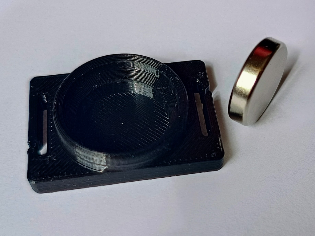 Camelbak tube clip with magnet