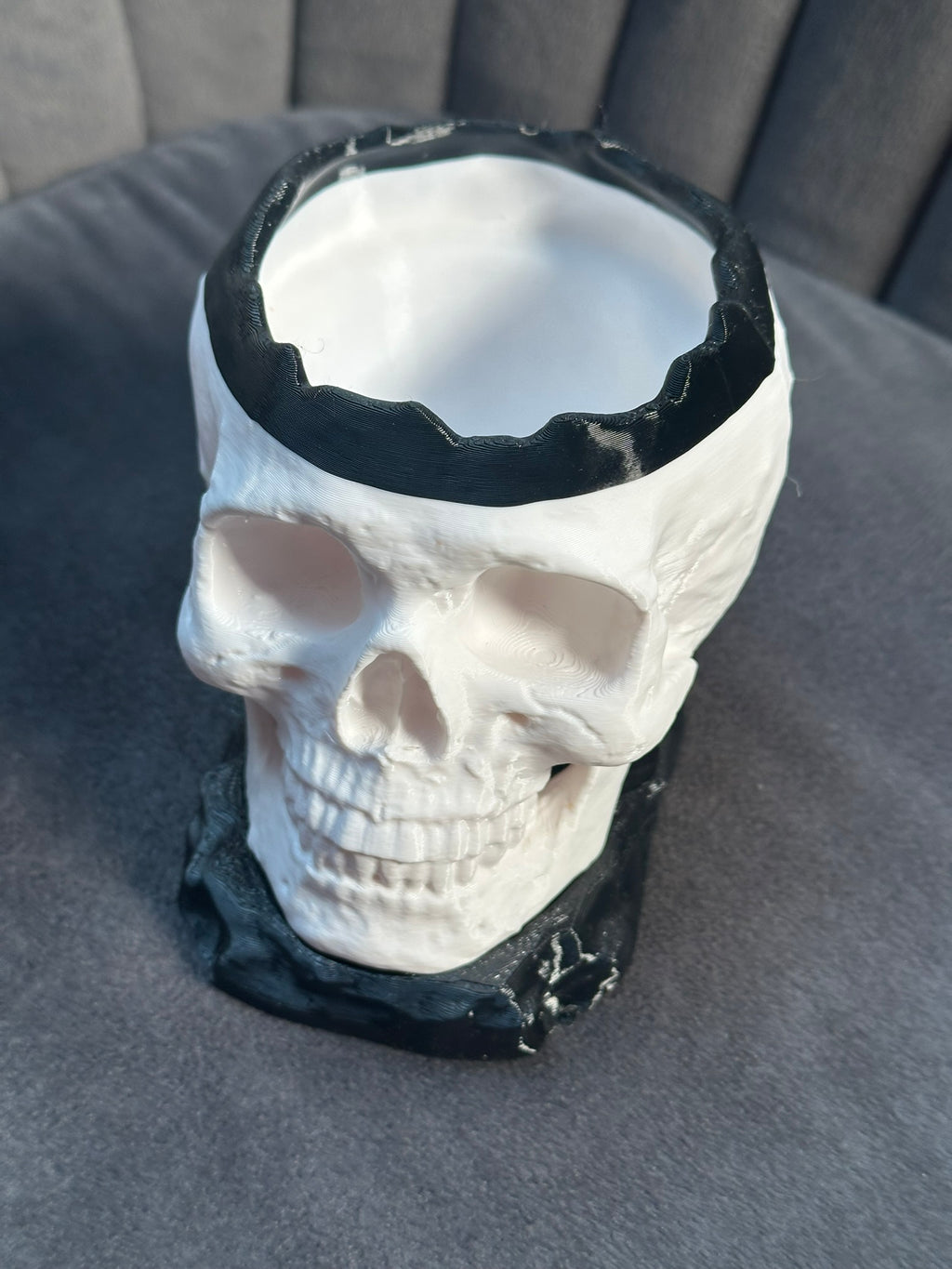 Kleiner Schädel topf mit Tropfschale, Skull Pot
