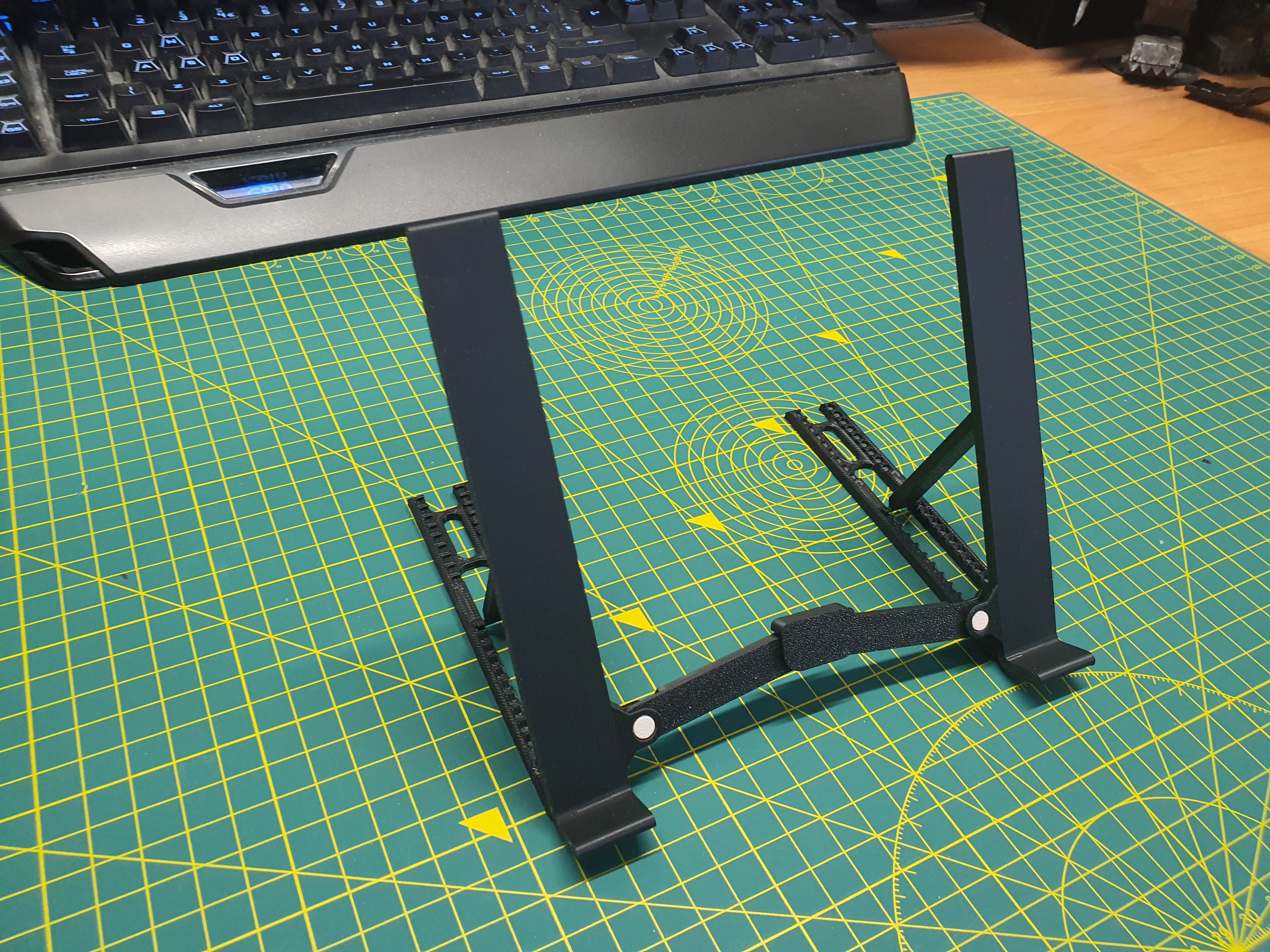 Foldable Gadget Stand