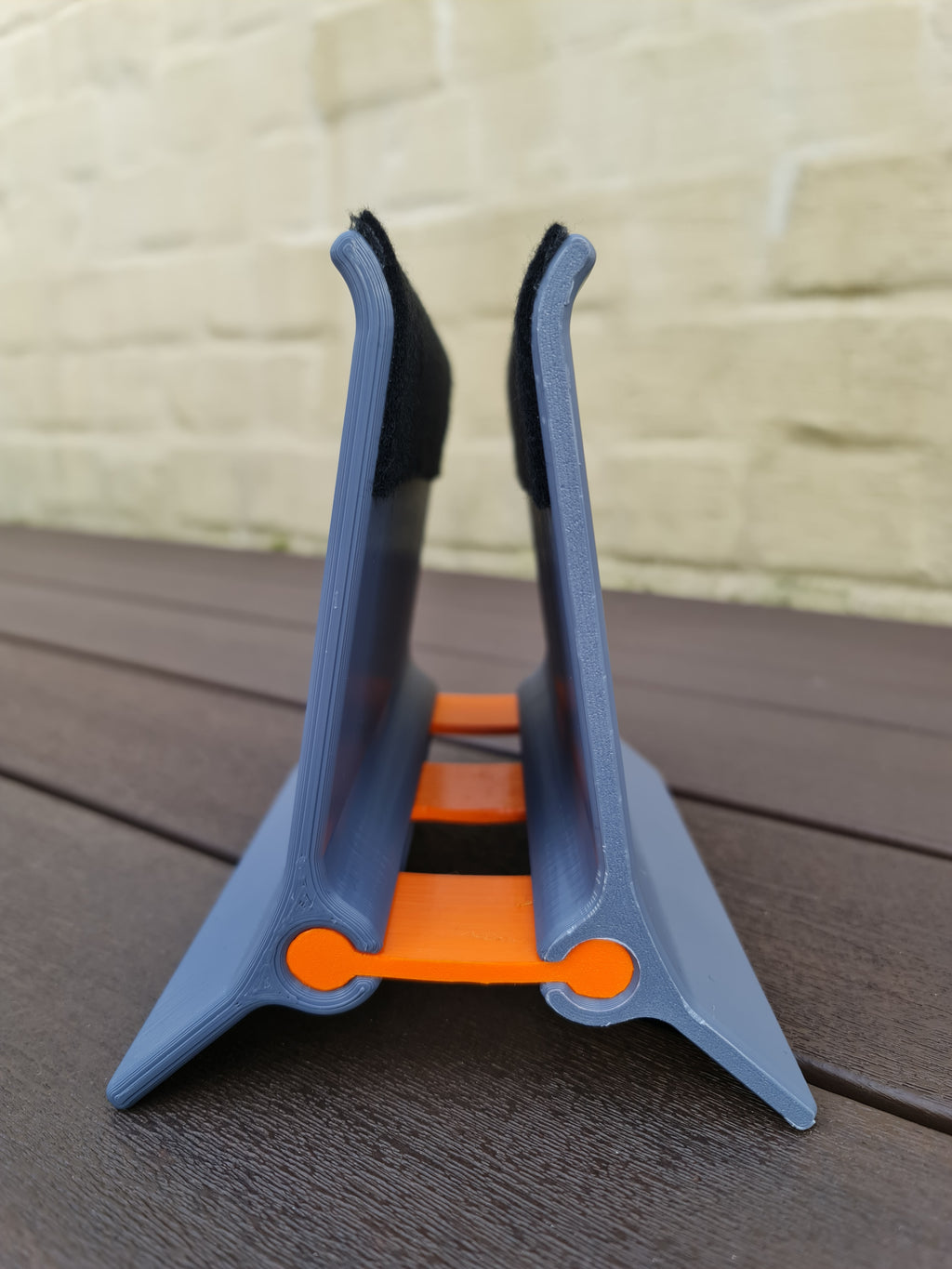 Laptop Vertical Gravity Dock